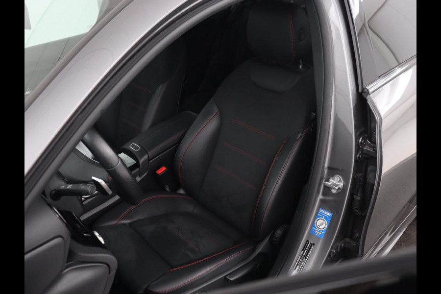 Mercedes-Benz A-Klasse 250e AMG | Stoelverwarming | Carplay | Camera | Leder/Alcantara | Sfeerverlichting | Park Assist | Widescreen | Full LED | Dodehoek detectie | PHEV | Plug In Mercedes-Benz A-Klasse 250e AMG | Stoelverwarming | Carplay | Camera | Leder/Alcantara | Sfeerverlichting | Park Assist | Widescreen | Full LED | Dodehoek detectie | PHEV | Plug In