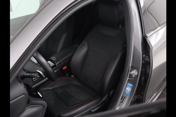 Mercedes-Benz A-Klasse 250e AMG | Stoelverwarming | Carplay | Camera | Leder/Alcantara | Sfeerverlichting | Park Assist | Widescreen | Full LED | Dodehoek detectie | PHEV | Plug In Mercedes-Benz A-Klasse 250e AMG | Stoelverwarming | Carplay | Camera | Leder/Alcantara | Sfeerverlichting | Park Assist | Widescreen | Full LED | Dodehoek detectie | PHEV | Plug In