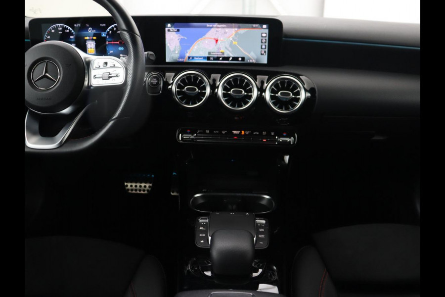 Mercedes-Benz A-Klasse 250e AMG | Stoelverwarming | Carplay | Camera | Leder/Alcantara | Sfeerverlichting | Park Assist | Widescreen | Full LED | Dodehoek detectie | PHEV | Plug In Mercedes-Benz A-Klasse 250e AMG | Stoelverwarming | Carplay | Camera | Leder/Alcantara | Sfeerverlichting | Park Assist | Widescreen | Full LED | Dodehoek detectie | PHEV | Plug In