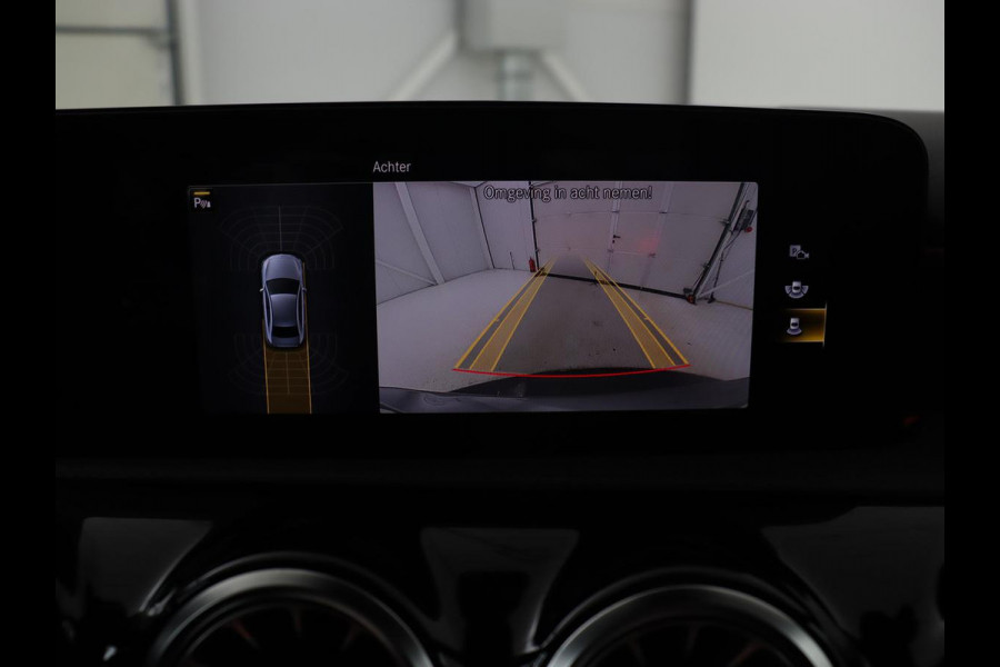 Mercedes-Benz A-Klasse 250e AMG | Stoelverwarming | Carplay | Camera | Leder/Alcantara | Sfeerverlichting | Park Assist | Widescreen | Full LED | Dodehoek detectie | PHEV | Plug In Mercedes-Benz A-Klasse 250e AMG | Stoelverwarming | Carplay | Camera | Leder/Alcantara | Sfeerverlichting | Park Assist | Widescreen | Full LED | Dodehoek detectie | PHEV | Plug In