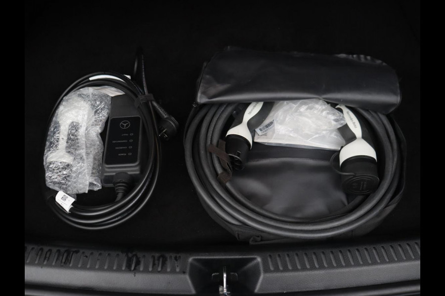 Mercedes-Benz A-Klasse 250e AMG | Stoelverwarming | Carplay | Camera | Leder/Alcantara | Sfeerverlichting | Park Assist | Widescreen | Full LED | Dodehoek detectie | PHEV | Plug In Mercedes-Benz A-Klasse 250e AMG | Stoelverwarming | Carplay | Camera | Leder/Alcantara | Sfeerverlichting | Park Assist | Widescreen | Full LED | Dodehoek detectie | PHEV | Plug In