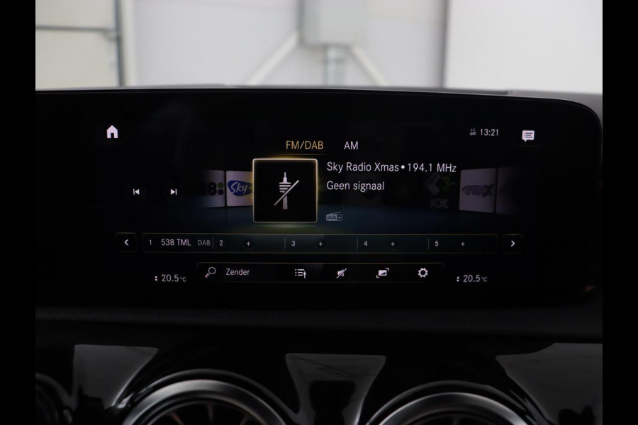 Mercedes-Benz A-Klasse 250e AMG | Stoelverwarming | Carplay | Camera | Leder/Alcantara | Sfeerverlichting | Park Assist | Widescreen | Full LED | Dodehoek detectie | PHEV | Plug In Mercedes-Benz A-Klasse 250e AMG | Stoelverwarming | Carplay | Camera | Leder/Alcantara | Sfeerverlichting | Park Assist | Widescreen | Full LED | Dodehoek detectie | PHEV | Plug In