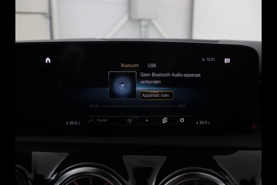 Mercedes-Benz A-Klasse 250e AMG | Stoelverwarming | Carplay | Camera | Leder/Alcantara | Sfeerverlichting | Park Assist | Widescreen | Full LED | Dodehoek detectie | PHEV | Plug In Mercedes-Benz A-Klasse 250e AMG | Stoelverwarming | Carplay | Camera | Leder/Alcantara | Sfeerverlichting | Park Assist | Widescreen | Full LED | Dodehoek detectie | PHEV | Plug In