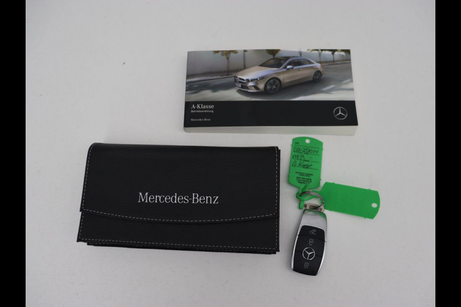 Mercedes-Benz A-Klasse 250e AMG | Stoelverwarming | Carplay | Camera | Leder/Alcantara | Sfeerverlichting | Park Assist | Widescreen | Full LED | Dodehoek detectie | PHEV | Plug In Mercedes-Benz A-Klasse 250e AMG | Stoelverwarming | Carplay | Camera | Leder/Alcantara | Sfeerverlichting | Park Assist | Widescreen | Full LED | Dodehoek detectie | PHEV | Plug In