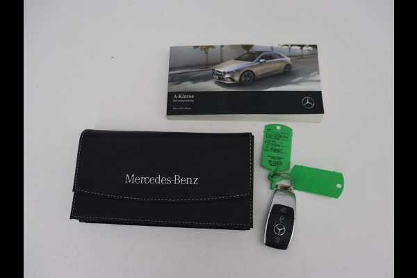Mercedes-Benz A-Klasse 250e AMG | Stoelverwarming | Carplay | Camera | Leder/Alcantara | Sfeerverlichting | Park Assist | Widescreen | Full LED | Dodehoek detectie | PHEV | Plug In Mercedes-Benz A-Klasse 250e AMG | Stoelverwarming | Carplay | Camera | Leder/Alcantara | Sfeerverlichting | Park Assist | Widescreen | Full LED | Dodehoek detectie | PHEV | Plug In