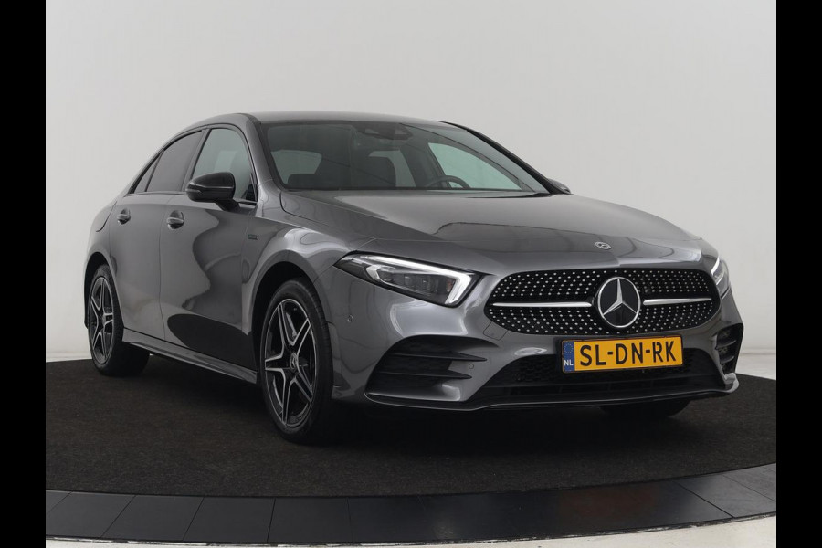 Mercedes-Benz A-Klasse 250e AMG | Stoelverwarming | Carplay | Camera | Leder/Alcantara | Sfeerverlichting | Park Assist | Widescreen | Full LED | Dodehoek detectie | PHEV | Plug In Mercedes-Benz A-Klasse 250e AMG | Stoelverwarming | Carplay | Camera | Leder/Alcantara | Sfeerverlichting | Park Assist | Widescreen | Full LED | Dodehoek detectie | PHEV | Plug In