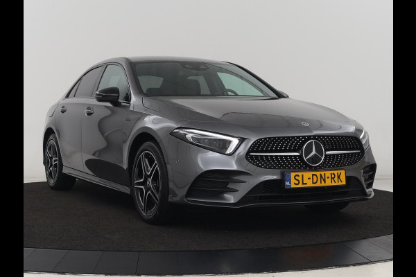 Mercedes-Benz A-Klasse 250e AMG | Stoelverwarming | Carplay | Camera | Leder/Alcantara | Sfeerverlichting | Park Assist | Widescreen | Full LED | Dodehoek detectie | PHEV | Plug In Mercedes-Benz A-Klasse 250e AMG | Stoelverwarming | Carplay | Camera | Leder/Alcantara | Sfeerverlichting | Park Assist | Widescreen | Full LED | Dodehoek detectie | PHEV | Plug In
