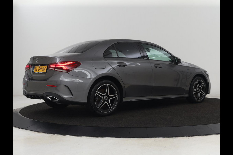 Mercedes-Benz A-Klasse 250e AMG | Stoelverwarming | Carplay | Camera | Leder/Alcantara | Sfeerverlichting | Park Assist | Widescreen | Full LED | Dodehoek detectie | PHEV | Plug In Mercedes-Benz A-Klasse 250e AMG | Stoelverwarming | Carplay | Camera | Leder/Alcantara | Sfeerverlichting | Park Assist | Widescreen | Full LED | Dodehoek detectie | PHEV | Plug In
