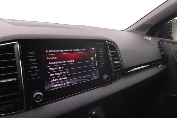 Škoda Karoq 1.5 TSI ACT Sportline Business|Pano Trekhaak Dealer OH Sportstoelen App Connect ACC Canton Elektrische kofferklep Nap Škoda Karoq 1.5 TSI ACT Sportline Business|Pano Trekhaak Dealer OH Sportstoelen App Connect ACC Canton Elektrische kofferklep Nap