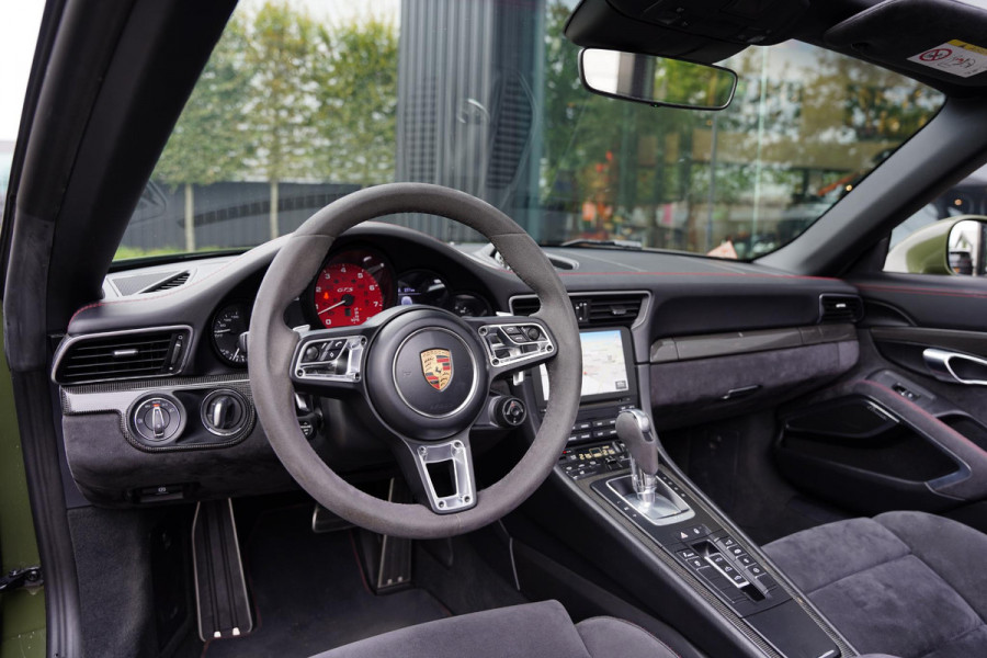 Porsche 911 991 Cabriolet 3.0 Carrera GTS Nato Green Burmester Lifting Porsche 911 991 Cabriolet 3.0 Carrera GTS Nato Green Burmester Lifting