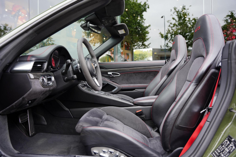 Porsche 911 991 Cabriolet 3.0 Carrera GTS Nato Green Burmester Lifting Porsche 911 991 Cabriolet 3.0 Carrera GTS Nato Green Burmester Lifting