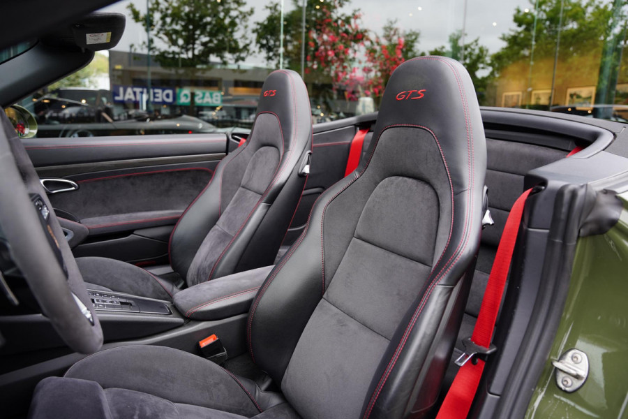 Porsche 911 991 Cabriolet 3.0 Carrera GTS Nato Green Burmester Lifting Porsche 911 991 Cabriolet 3.0 Carrera GTS Nato Green Burmester Lifting