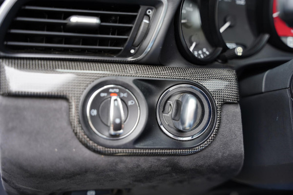 Porsche 911 991 Cabriolet 3.0 Carrera GTS Nato Green Burmester Lifting Porsche 911 991 Cabriolet 3.0 Carrera GTS Nato Green Burmester Lifting