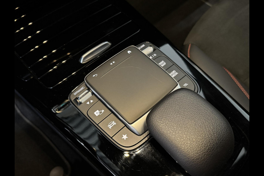 Mercedes-Benz A-Klasse 250e PHEV AMG Line Auto. Navigatie Apple Carplay/Android Auto Camera Parkeersensoren Adaptive Cruise Control Stoelverwarming Virtual Cockpit Climate Control Lichtmetalen velgen