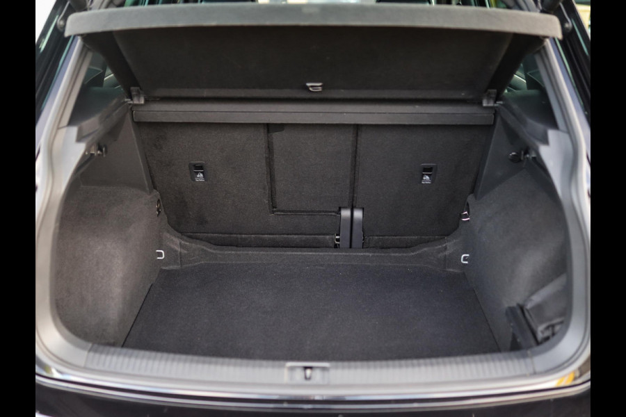 Volkswagen Tiguan 1.5 TSI R-Line Business+ | Pano | Keyless | IQ Light | Trekhaak | Stuur/Stoelverw. Volkswagen Tiguan 1.5 TSI R-Line Business+ | Pano | Keyless | IQ Light | Trekhaak | Stuur/Stoelverw.
