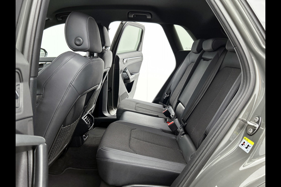 Audi Q3 40 TFSI quattro S Line(NL-auto, Dealer OnderH, Carplay, Digitale Dash, Parkeersensoren V+A, Etc) Audi Q3 40 TFSI quattro S Line(NL-auto, Dealer OnderH, Carplay, Digitale Dash, Parkeersensoren V+A, Etc)