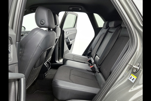 Audi Q3 40 TFSI quattro S Line(NL-auto, Dealer OnderH, Carplay, Digitale Dash, Parkeersensoren V+A, Etc) Audi Q3 40 TFSI quattro S Line(NL-auto, Dealer OnderH, Carplay, Digitale Dash, Parkeersensoren V+A, Etc)