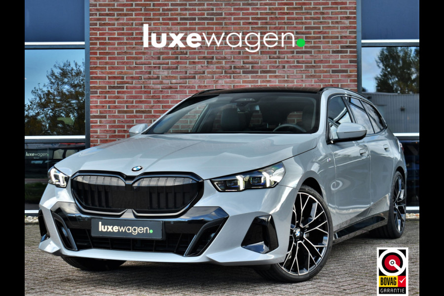 BMW 5 Serie Touring 520i M-Sport Pano Trekh B&W 21inch ACC 360 HUD Stoelventilatie Brooklyngrau