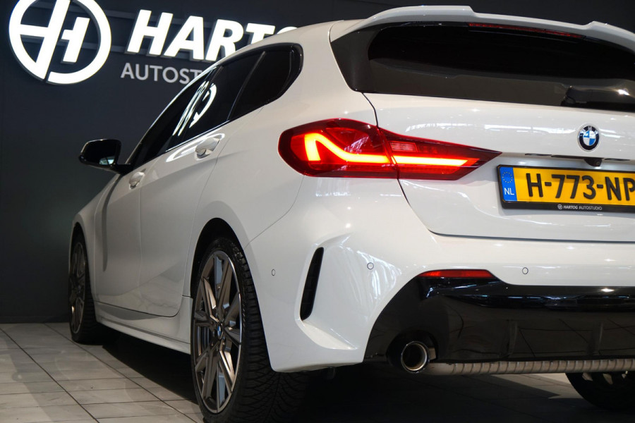 BMW 1-serie 118i M-Sport Plus + KUIPSTOELEN / CAMERA / SFEERVERLICHTING BMW 1-serie 118i M-Sport Plus + KUIPSTOELEN / CAMERA / SFEERVERLICHTING