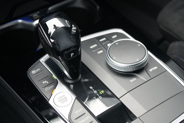 BMW 1-serie 118i M-Sport Plus + KUIPSTOELEN / CAMERA / SFEERVERLICHTING BMW 1-serie 118i M-Sport Plus + KUIPSTOELEN / CAMERA / SFEERVERLICHTING