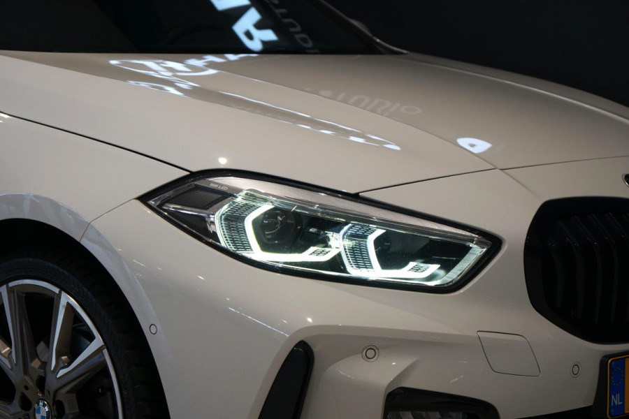 BMW 1-serie 118i M-Sport Plus + KUIPSTOELEN / CAMERA / SFEERVERLICHTING BMW 1-serie 118i M-Sport Plus + KUIPSTOELEN / CAMERA / SFEERVERLICHTING