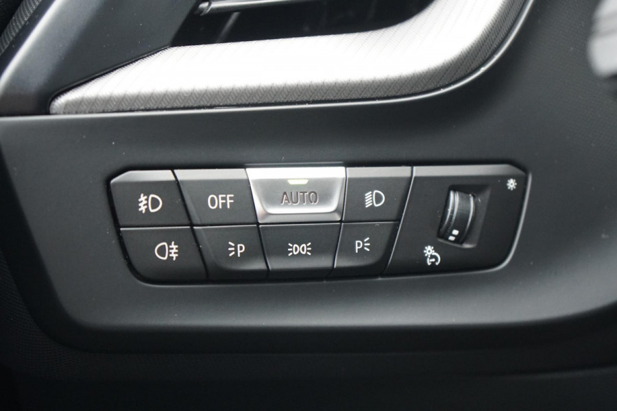 BMW 1-serie 118i M-Sport Plus + KUIPSTOELEN / CAMERA / SFEERVERLICHTING BMW 1-serie 118i M-Sport Plus + KUIPSTOELEN / CAMERA / SFEERVERLICHTING