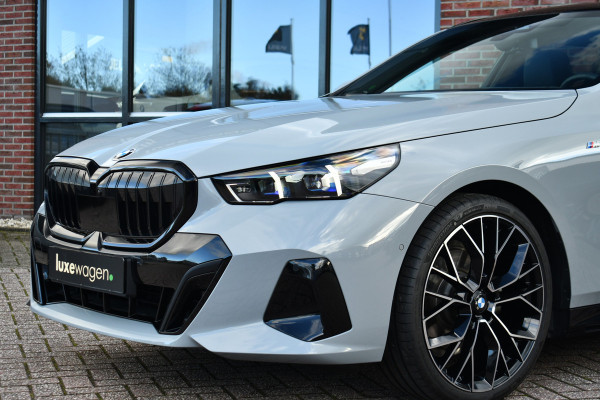 BMW 5 Serie Touring 520i M-Sport Pano Trekh B&W 21inch ACC 360 HUD Stoelventilatie Brooklyngrau