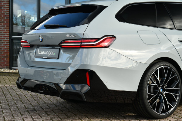 BMW 5 Serie Touring 520i M-Sport Pano Trekh B&W 21inch ACC 360 HUD Stoelventilatie Brooklyngrau