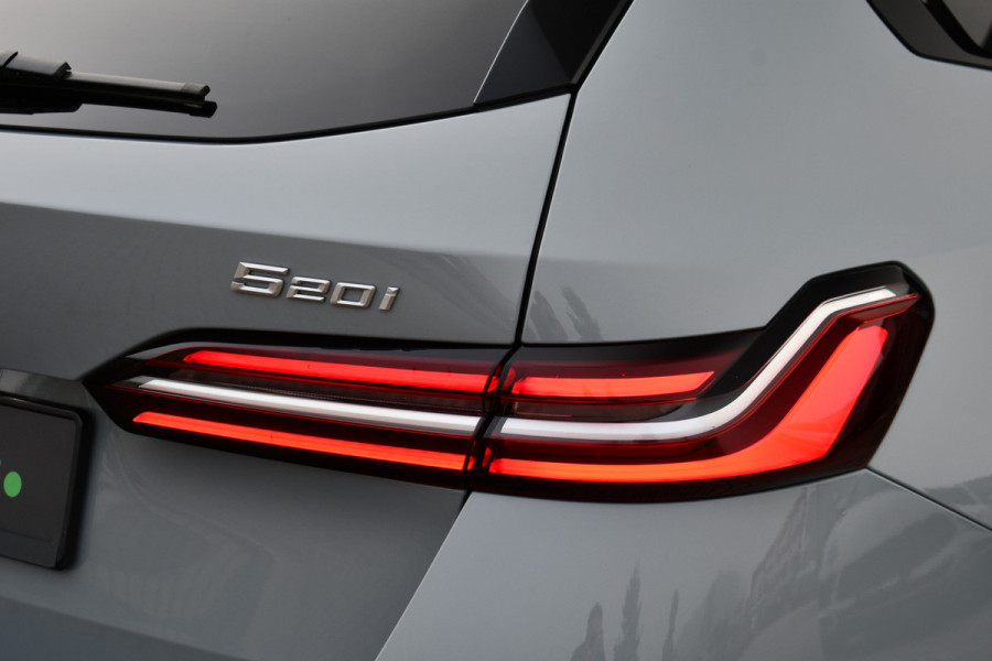 BMW 5 Serie Touring 520i M-Sport Pano Trekh B&W 21inch ACC 360 HUD Stoelventilatie Brooklyngrau