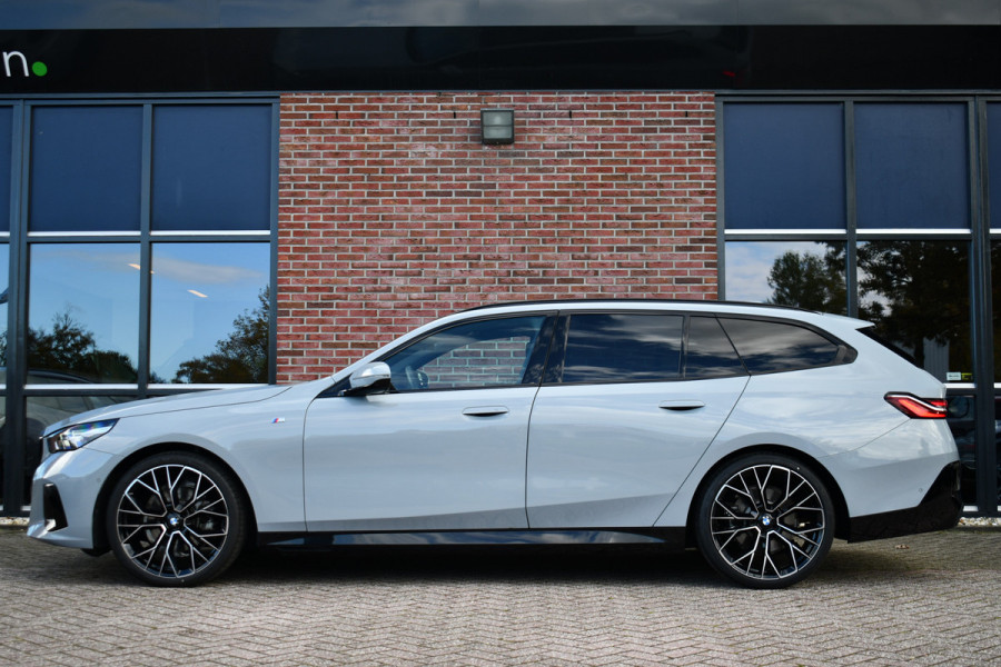 BMW 5 Serie Touring 520i M-Sport Pano Trekh B&W 21inch ACC 360 HUD Stoelventilatie Brooklyngrau