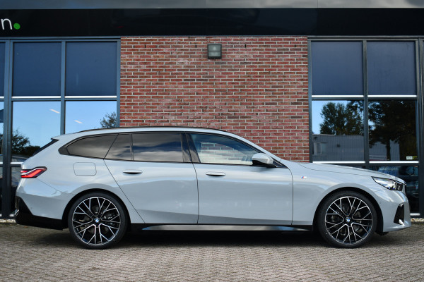 BMW 5 Serie Touring 520i M-Sport Pano Trekh B&W 21inch ACC 360 HUD Stoelventilatie Brooklyngrau