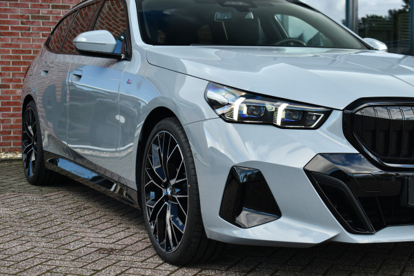 BMW 5 Serie Touring 520i M-Sport Pano Trekh B&W 21inch ACC 360 HUD Stoelventilatie Brooklyngrau