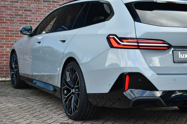 BMW 5 Serie Touring 520i M-Sport Pano Trekh B&W 21inch ACC 360 HUD Stoelventilatie Brooklyngrau
