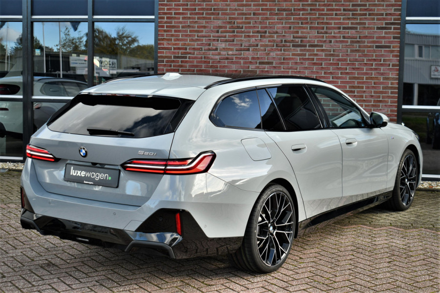 BMW 5 Serie Touring 520i M-Sport Pano Trekh B&W 21inch ACC 360 HUD Stoelventilatie Brooklyngrau