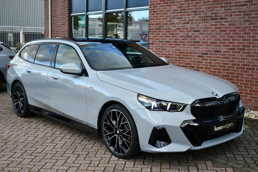 BMW 5 Serie Touring 520i M-Sport Pano Trekh B&W 21inch ACC 360 HUD Stoelventilatie Brooklyngrau