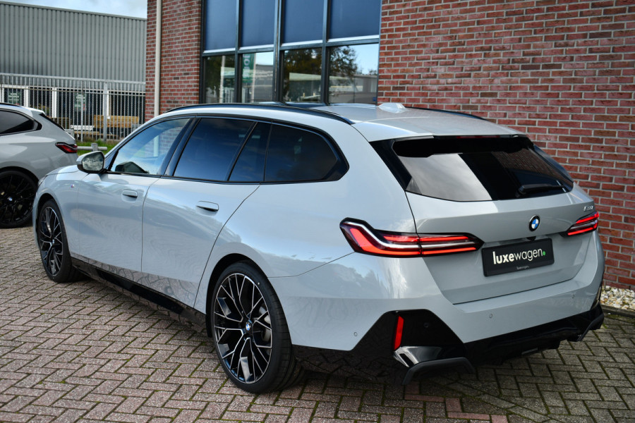BMW 5 Serie Touring 520i M-Sport Pano Trekh B&W 21inch ACC 360 HUD Stoelventilatie Brooklyngrau