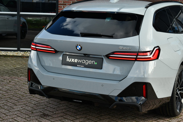 BMW 5 Serie Touring 520i M-Sport Pano Trekh B&W 21inch ACC 360 HUD Stoelventilatie Brooklyngrau