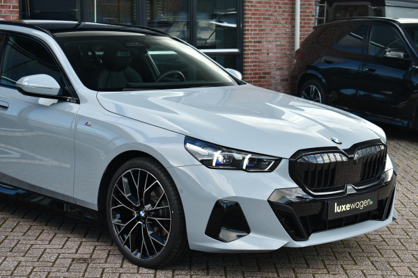 BMW 5 Serie Touring 520i M-Sport Pano Trekh B&W 21inch ACC 360 HUD Stoelventilatie Brooklyngrau