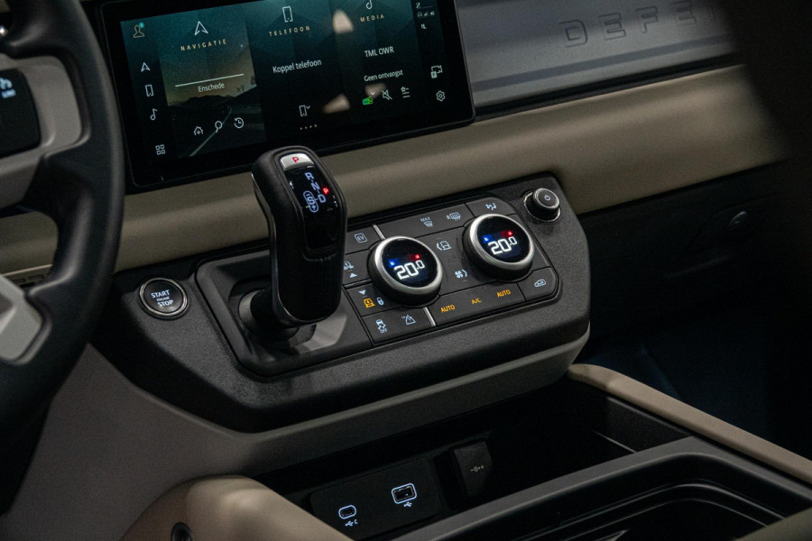 Land Rover Defender 110 2.0 P400e 110 SE *Meridian / Luchtvering / Panorama / Surround-view / Memory * Land Rover Defender 110 2.0 P400e 110 SE *Meridian / Luchtvering / Panorama / Surround-view / Memory *