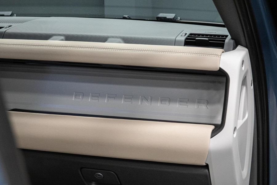 Land Rover Defender 110 2.0 P400e 110 SE *Meridian / Luchtvering / Panorama / Surround-view / Memory * Land Rover Defender 110 2.0 P400e 110 SE *Meridian / Luchtvering / Panorama / Surround-view / Memory *