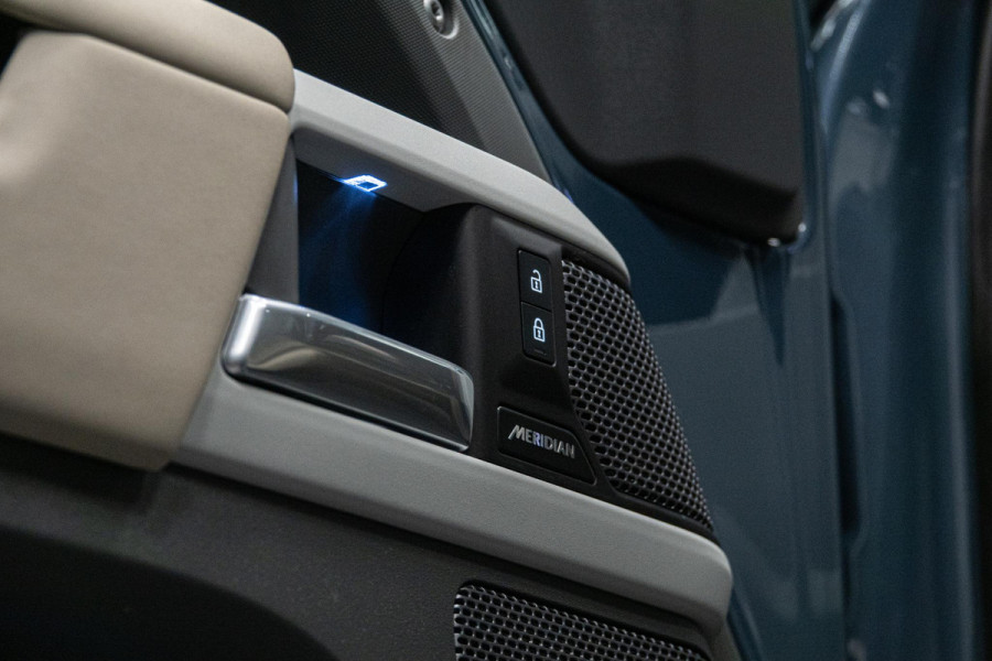 Land Rover Defender 110 2.0 P400e 110 SE *Meridian / Luchtvering / Panorama / Surround-view / Memory * Land Rover Defender 110 2.0 P400e 110 SE *Meridian / Luchtvering / Panorama / Surround-view / Memory *