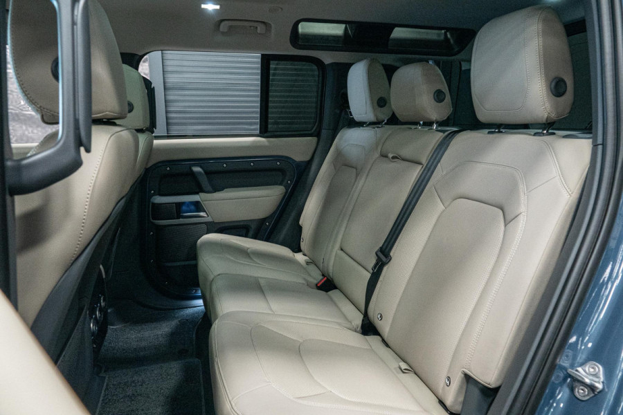 Land Rover Defender 110 2.0 P400e 110 SE *Meridian / Luchtvering / Panorama / Surround-view / Memory * Land Rover Defender 110 2.0 P400e 110 SE *Meridian / Luchtvering / Panorama / Surround-view / Memory *