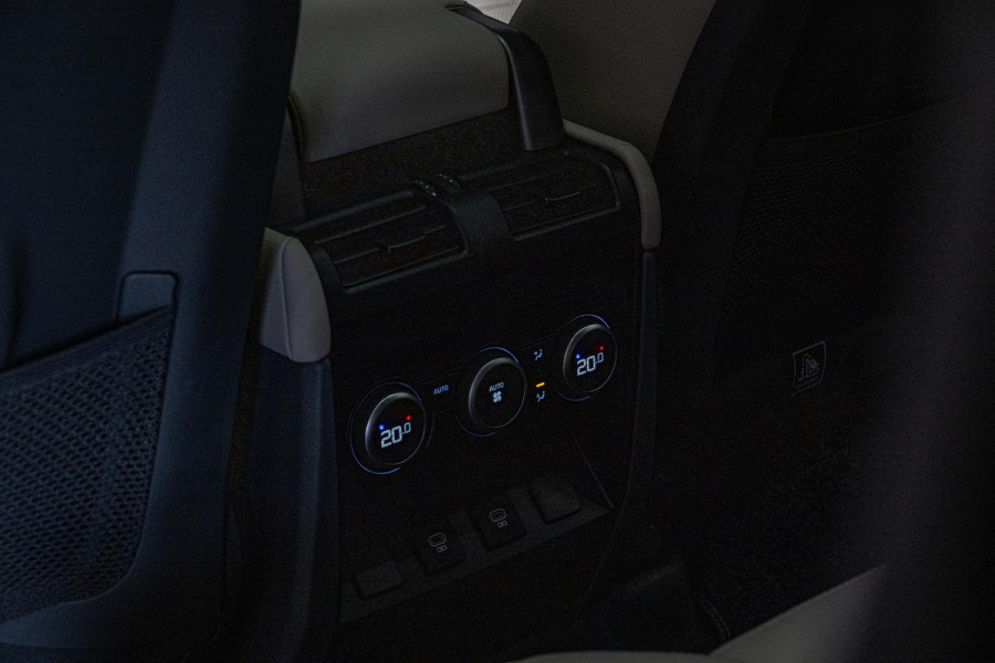 Land Rover Defender 110 2.0 P400e 110 SE *Meridian / Luchtvering / Panorama / Surround-view / Memory * Land Rover Defender 110 2.0 P400e 110 SE *Meridian / Luchtvering / Panorama / Surround-view / Memory *