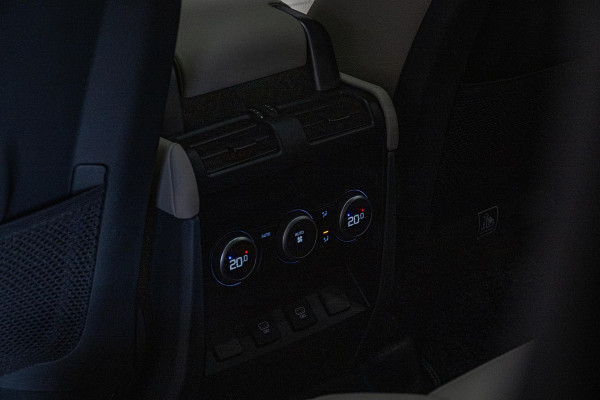 Land Rover Defender 110 2.0 P400e 110 SE *Meridian / Luchtvering / Panorama / Surround-view / Memory * Land Rover Defender 110 2.0 P400e 110 SE *Meridian / Luchtvering / Panorama / Surround-view / Memory *