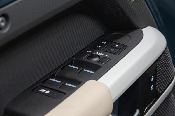 Land Rover Defender 110 2.0 P400e 110 SE *Meridian / Luchtvering / Panorama / Surround-view / Memory * Land Rover Defender 110 2.0 P400e 110 SE *Meridian / Luchtvering / Panorama / Surround-view / Memory *