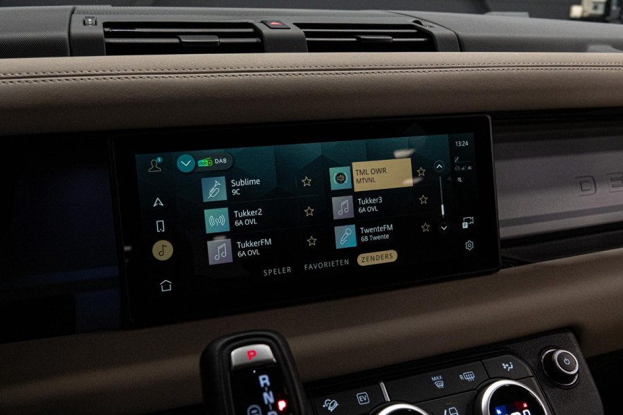 Land Rover Defender 110 2.0 P400e 110 SE *Meridian / Luchtvering / Panorama / Surround-view / Memory * Land Rover Defender 110 2.0 P400e 110 SE *Meridian / Luchtvering / Panorama / Surround-view / Memory *