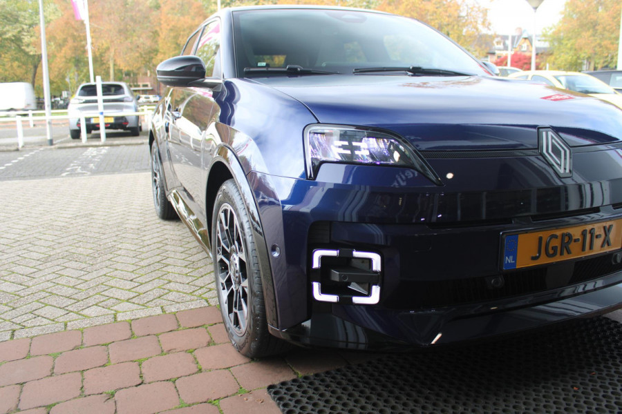 Renault 5 150PK COMFORT RANGE ROLAND-GARROS 52 kWh | NAVIGATIE SYSTEEM MET GOOGLE INTERGRATIE | HARMAN KARDON PREMIUM AUDIO | FULL LED KOPLAMPEN MET MICRO-OPTICS EN FRANSE VLAG | 10"R-LINK MULTIMEDIA | 18"GRONO LICHTMETALEN VELGEN | TWO-TONE CAROSSERIE KLEUR I.C.M. WARM TITANIUM DAKLIJSTEN | ELEKTRISCH VERWARMDE VOOR STOELEN / STUUR | BESTUURDERSSTOEL MET ELEKTRISCH VERSTELBARE LENDESTEUN | AUTOMATISCH INPARKEREN | FLANK GUARD PROTECTION | ADAPTIEVE CRUISE CONTROL MET STOP & GO | ACHTERUITRIJCAMERA | PRIVATIE GLASS | SFEERVERLICHTING IN DIVERSE KLEUREN | Renault 5 150PK COMFORT RANGE ROLAND-GARROS 52 kWh | NAVIGATIE SYSTEEM MET GOOGLE INTERGRATIE | HARMAN KARDON PREMIUM AUDIO | FULL LED KOPLAMPEN MET MICRO-OPTICS EN FRANSE VLAG | 10"R-LINK MULTIMEDIA | 18"GRONO LICHTMETALEN VELGEN | TWO-TONE CAROSSERIE KLEUR I.C.M. WARM TITANIUM DAKLIJSTEN | ELEKTRISCH VERWARMDE VOOR STOELEN / STUUR | BESTUURDERSSTOEL MET ELEKTRISCH VERSTELBARE LENDESTEUN | AUTOMATISCH INPARKEREN | FLANK GUARD PROTECTION | ADAPTIEVE CRUISE CONTROL MET STOP & GO | ACHTERUITRIJCAMERA | PRIVATIE GLASS | SFEERVERLICHTING IN DIVERSE KLEUREN |