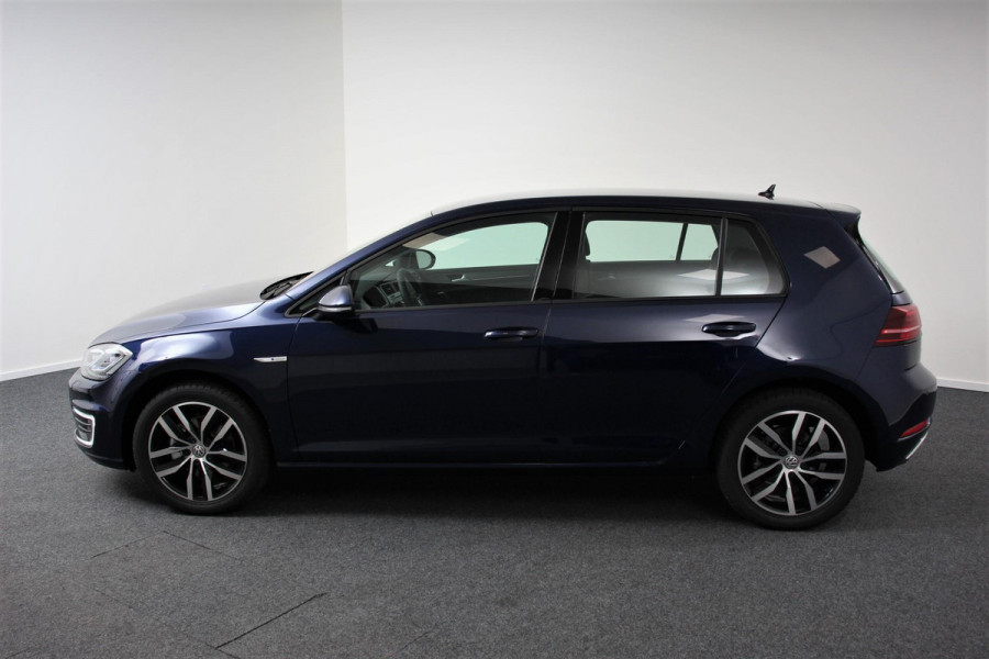 Volkswagen e-Golf Edition | Navigatie | Digitale Cockpit | Apple Carplay/Android Auto | Bluetooth | Cruise control adaptive | Lichtmetalen Velgen 17" | Camera | Parkeer sensoren | Stoelverwarming Volkswagen e-Golf Edition | Navigatie | Digitale Cockpit | Apple Carplay/Android Auto | Bluetooth | Cruise control adaptive | Lichtmetalen Velgen 17" | Camera | Parkeer sensoren | Stoelverwarming