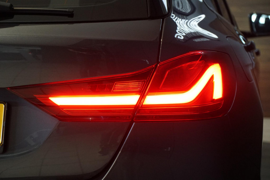 BMW 1-serie 118i Executive Edition + HARMAN KARDON / CAMERA / STOELVERWARMING