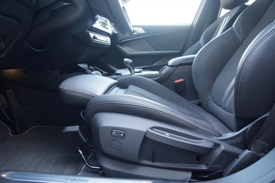 BMW 1-serie 118i Executive Edition + HARMAN KARDON / CAMERA / STOELVERWARMING